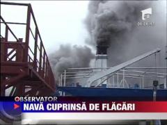 Nava de pasageri cuprinsa de flacari