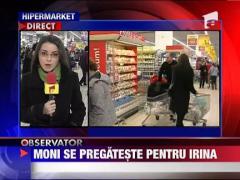 Moni, la cumparaturi cu sora