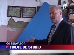 Zeci de elevi de generala dar si copii de gradinita invata intr-un hol