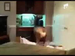 O familie de americani s-au trezit cu un cerb in casa