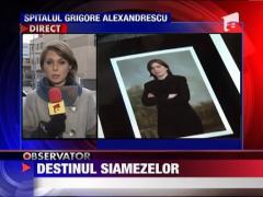 Mama celor doua fetite siameze a fost externata azi