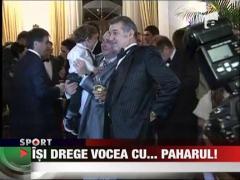 Gigi Becali isi drege vocea cu pahare!
