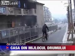 Casa din mijlocul drumului