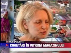 Cugetari in vitrina magazinului