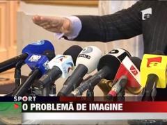 Gigi Becali loveste microfoanele jurnalistilor