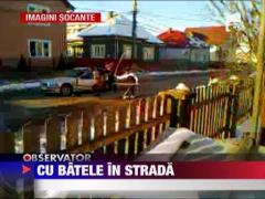 IMAGINI SOCANTE! Bataie cu bate, scanduri si topoare in mijlocul ulitei