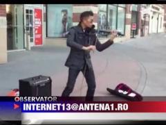 Un necunoscut canta incredibil la vioara