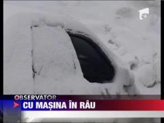 Cu masina in rau din cauza poleiului