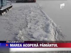 Valurile au ajuns in zona locuita