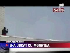 S-a jucat cu moartea pe acoperisul unui bloc