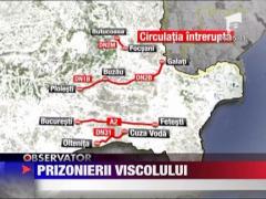 Sute de soferi au indurat frigul pe marginea drumurilor inchise