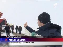 Oamenii se lupta in continuare cu muntii de zapada in tara