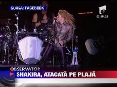 Shakira, atacata pe plaja