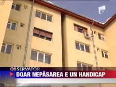 A deszapezit din scaunul cu rotile, sub privirile indiferente ale vecinilor!