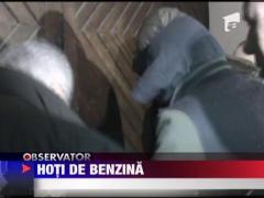 Prinsi in timp ce furau benzina de la pompa