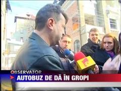 Un autobuz RATB a intrat intr-o groapa uriasa
