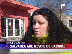 Asistenta si soferul unei ambulante, agresati de pacient