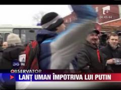 Lant uman in jurul Kremlinului din Moscova