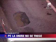 Tentativa de astupare a gropii din Pasajul Unirii