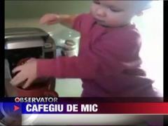 Bebelusul care ii face cafea mamei