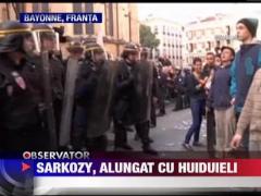 Nicolas Sarkozy, alungat cu huiduieli