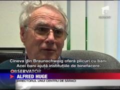 Angajatii unor ONG-uri si parohii au gasit plicuri cu bani sub presul de la intrare