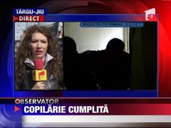 Copila obligata de mama si de tatal adoptiv a intretina relatii sexuale cu amandoi!