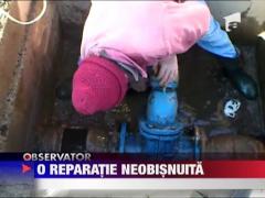 Municitor prins in timp ce turna apa din canal in conducta de distributie