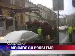 Un echipaj chemat sa ridice o masina era sa dea cu ea de pamant