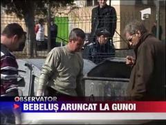 Bebelus aruncat la gunoi