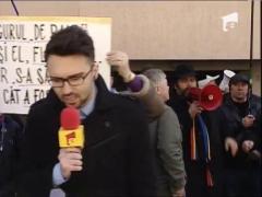 Zeci de persoane protesteza in fata sediul UDMR