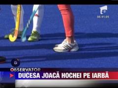 Ducesa de Cambridge joaca hochei pe iarba