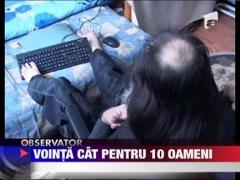 Un calugar din Valcea scrie cu degetele de la picioare