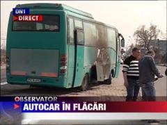 Un autocar plin cu pasageri a luat foc pe DN1