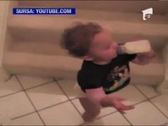 Marea Britanie: Un bebelus coboara scarile cu viteza fulgerului