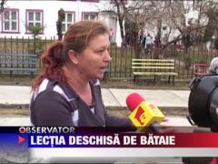 Un profesor, acuzat ca ar fi lovit cu piciorul mama unei eleve