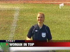 Un fotbalist a dat gol si a sarutat o blonda pe teren