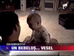 Un bebelus isi distreaza tatal
