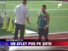 Un atlet care cade la sfarsitul unei cuse face show