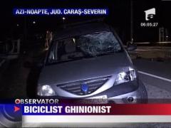 Biciclist spulberat de o masina
