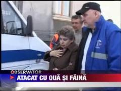 Director atacat cu oua si faina