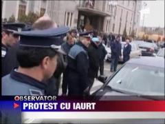 Directorul adjunct al Administratiei Porturilor Maritime, primit cu iaurt de protestatari