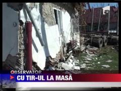 Cu TIR-ul scapat de sub control in casa