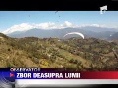 Romanii au cucerit acoperisul lumii cu parapanta