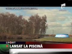 Aruncat in piscina cu ajutorul unei saltele gonflabile