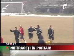 Portarul CFR-ului a tras cu arma in curtea propriei case