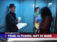 La doar 4 luni a ajuns la spital cu piciorul rupt de mama