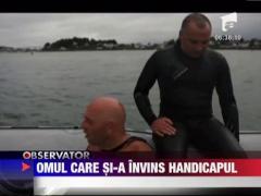 Un francez inoata in jurul lumii fara maini si picioare