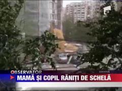 Mama si copil raniti de schela