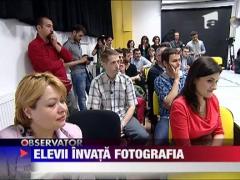 Elevii invata arta fotografica